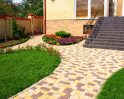 Paving slabs in the courtyard of a private house: photo