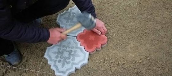 DIY paving slabs laying video: step by step instructions