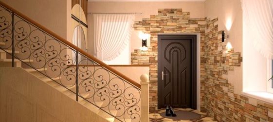 Decorating the hallway with decorative stone and wallpaper: photo