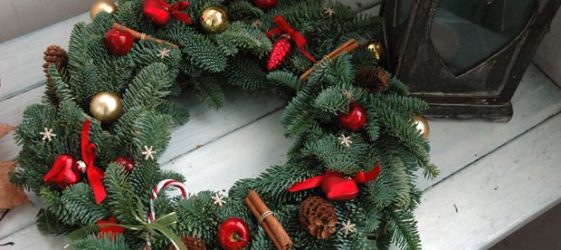 How to make a Christmas wreath with your own hands